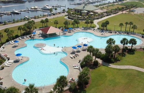 North Myrtle Beach Casa | Pet Friendly w Huge Resort Pool Near Beach