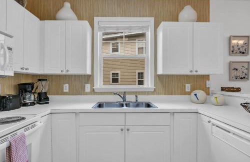 North Myrtle Beach Casa | Pet Friendly w Huge Resort Pool Near Beach