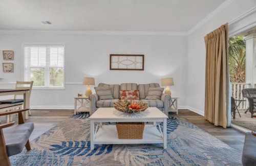 North Myrtle Beach Casa | Pet Friendly w Huge Resort Pool Near Beach