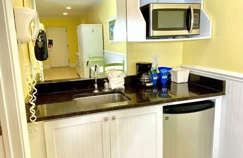 Atlantic Beach Hotel | Pet-friendly, Walkable Location, 3 Blocks to Beach! Unit 101