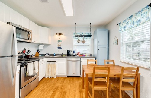 Surfside Beach Cabaña | Pet Friendly - Walk to the warm October Waters of the Gulf, Cozy Home
