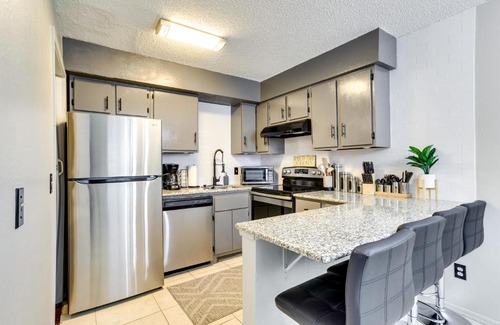Warr Acres Casa | Pet-Friendly Warr Acres Townhome with Fireplace