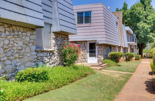 Warr Acres Casa | Pet-Friendly Warr Acres Townhome with Fireplace