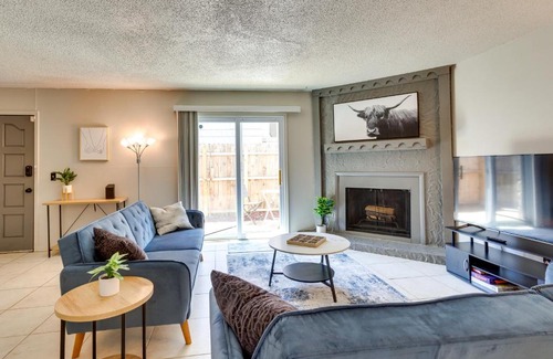 Warr Acres Casa | Pet-Friendly Warr Acres Townhome with Fireplace