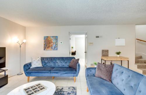 Warr Acres Casa | Pet-Friendly Warr Acres Townhome with Fireplace
