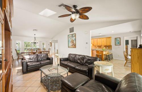 Marco Island Casa | Pet-friendly waterfront home steps to beach/pool