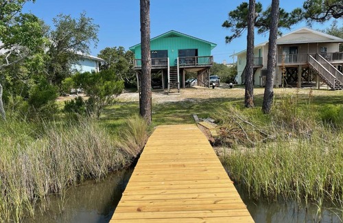 Gulf Shores Casa | Pet Friendly Waterfront Andrews Cottage