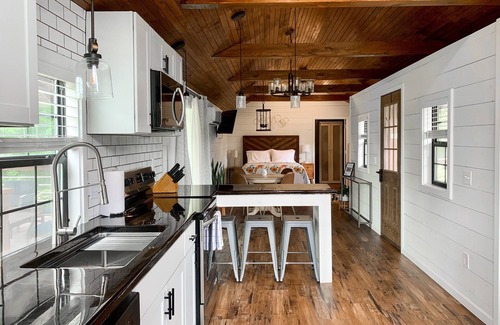Marion Cabina | Studio Cabin + Overlooks Water + Pet Friendly