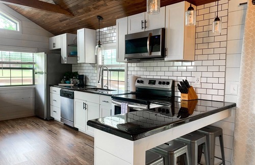 Marion Cabina | Studio Cabin + Overlooks Water + Pet Friendly