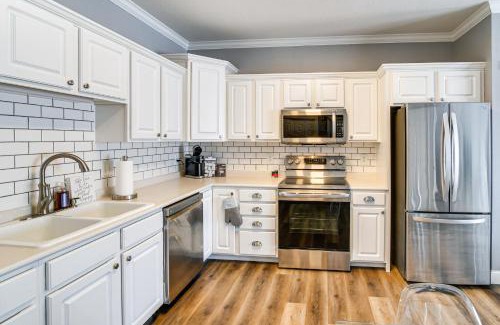Waukee Apartamento | Pet-Friendly Waukee Condo 14 Mi to Des Moines!