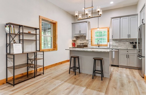 Waynesville Cabina | Pet-Friendly Waynesville Cabin w/ Deck & Mtn Views