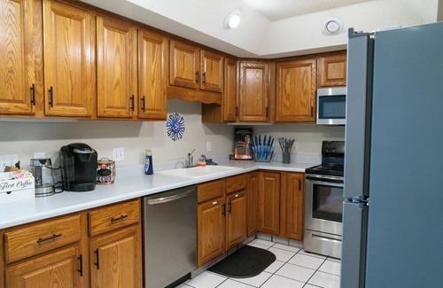 Windsor Heights Casa | Spacious 4-bedroom townhome in wonderful Windsor Heights with WiFi, AC