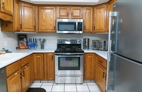 Windsor Heights Casa | Spacious 4-bedroom townhome in wonderful Windsor Heights with WiFi, AC