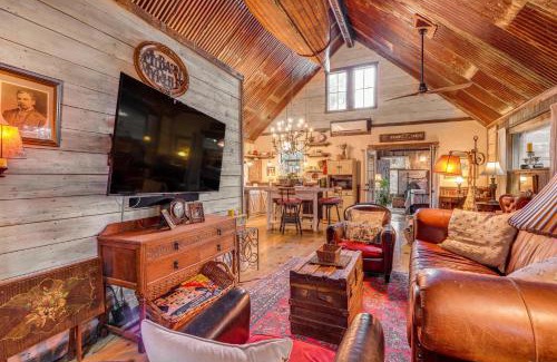 Wimberley Casa | Pet-Friendly Wimberley Cabin with Fire Pit and Hot Tub