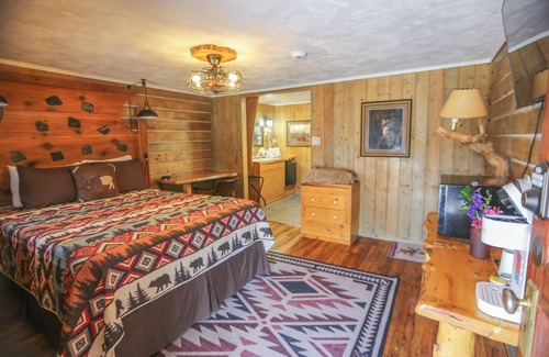 Dubois Cabina | Escape to a Deluxe Queen Room with Tranquil River Views and Breathtaking Mountain Backdrop.