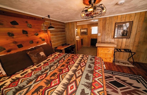 Dubois Cabina | Escape to a Deluxe Queen Room with Tranquil River Views and Breathtaking Mountain Backdrop.