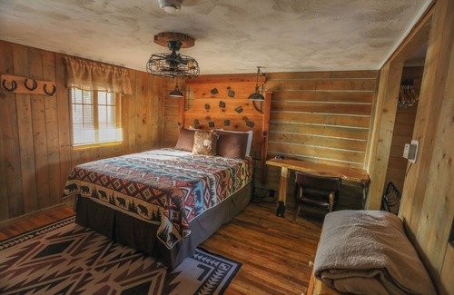 Dubois Cabina | Escape to a Deluxe Queen Room with Tranquil River Views and Breathtaking Mountain Backdrop.