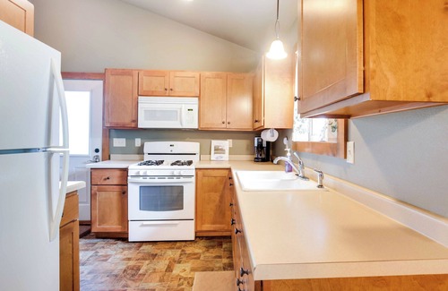 Townsend Cabina | Pet-Friendly Wisconsin Cabin on Lake w/ Fire Pit!