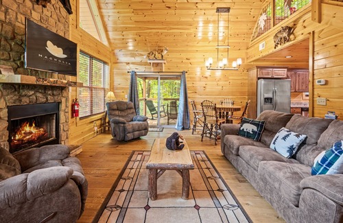 Rocky Grove Cabina | Pet Friendly with Huge Yard! Secluded Stay