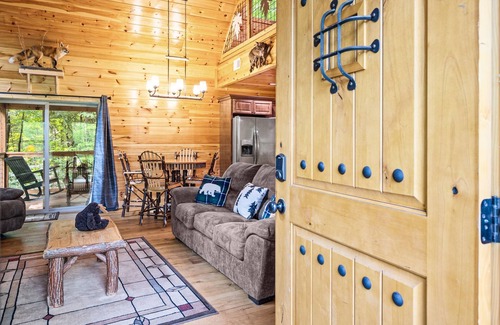 Rocky Grove Cabina | Pet Friendly with Huge Yard! Secluded Stay