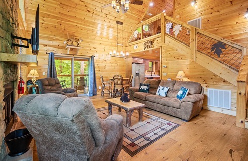Rocky Grove Cabina | Pet Friendly with Huge Yard! Secluded Stay