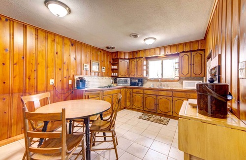 Poland Cabaña | Pet-Friendly Youngstown Cottage w/ Yard