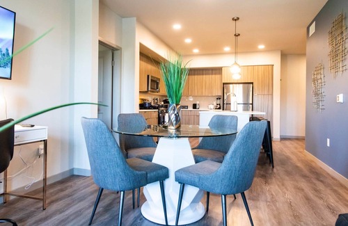 Camarillo Apartamento | ✔Pet Friendly✔Balcony✔A/C✔W/D✔Parking✔3 TVs 203