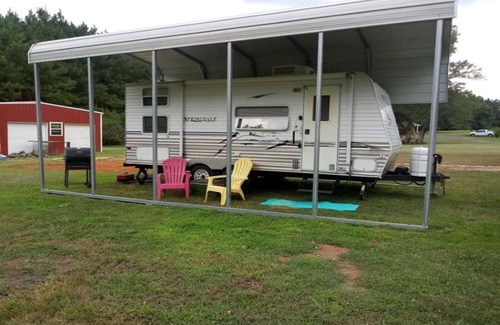 Westminster Casa | ¡Los fanáticos de Clemson vienen a "Glamp" en la mini granja!