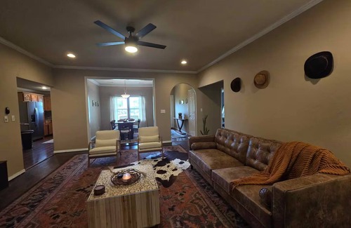 Calera Casa | Pet Paradise on Main: Fenced Yard Included!