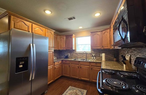 Calera Casa | Pet Paradise on Main: Fenced Yard Included!