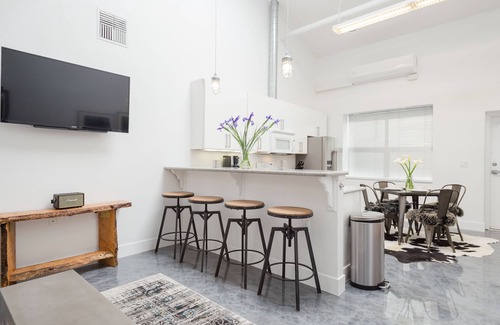 Petaluma Apartamento | Petaluma Modern Sky Loft, cerca de bodegas y el centro de Petaluma