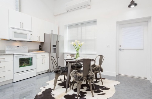Petaluma Apartamento | Petaluma Modern Sky Loft, cerca de bodegas y el centro de Petaluma