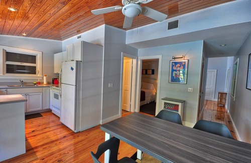 Uptown - Upper Duval Cabaña | Cypress este cottage pasos de Duval: East Cottage de Pete