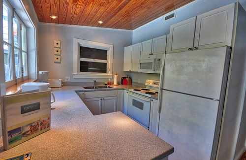 Uptown - Upper Duval Cabaña | Cypress este cottage pasos de Duval: East Cottage de Pete