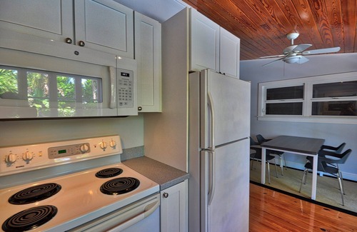 Uptown - Upper Duval Cabaña | Cypress este cottage pasos de Duval: East Cottage de Pete
