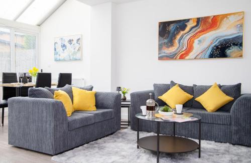 Peterborough Casa | Peterborough 4-Bed Contractor House with 2 Baths & Parking