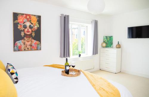 Peterborough Casa | Peterborough 4-Bed Contractor House with 2 Baths & Parking