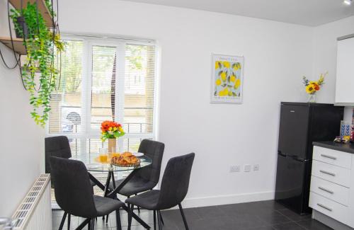 Peterborough Casa | Peterborough 4-Bed Contractor House with 2 Baths & Parking
