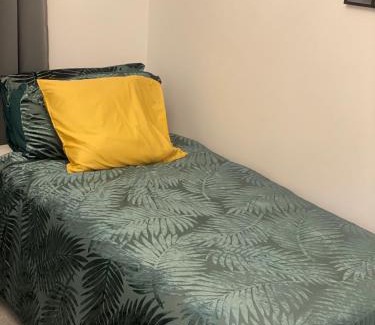 Peterborough Apartamento | Peterborough Brand New City Center Apartment 2 Bedroom 2 bath apartment free parking contractors welcome