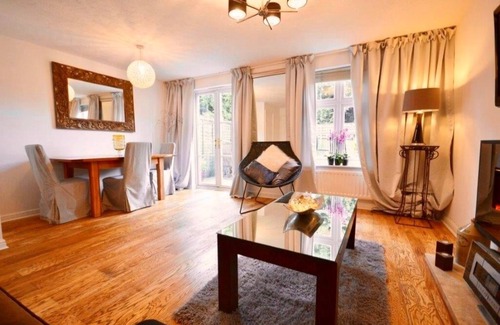 Solihull Casa | PetFriendly Haven.Parking,WiFi,Solihull:HS2,NEC,Airport. Cosy Retreat.Long Stays