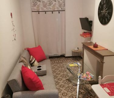 Carpentras Apartamento | Petit appart entier au cœur des REMPARTS - Netfix et connection fibre gratuits