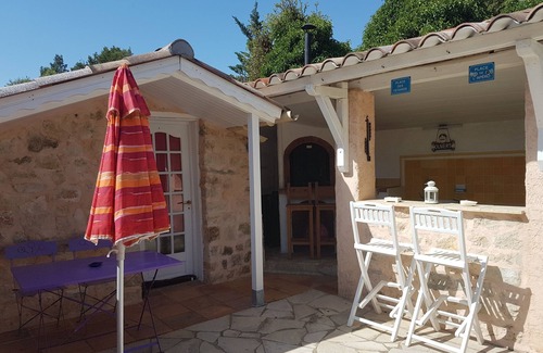 Ampus Apartamento | Petit Cabanon Independent apartment with beautiful summer kitchen