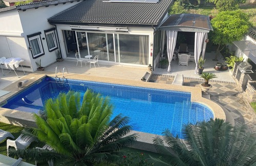 Lome Apartamento | Petit Hambourg guest house by the pool