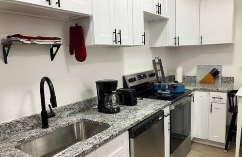 Somersworth Apartamento | Petit & Modern w/ Parking ~ Wine