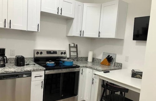 Somersworth Apartamento | Petit & Modern w/ Parking ~ Wine