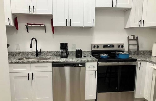 Somersworth Apartamento | Petit & Modern w/ Parking ~ Wine