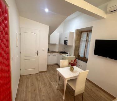 Centre Historique Apartamento | Petit studio presbytère dans L'Église