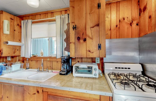 South Dennis Casa | Beach Cottage que domina Follins Pond W / Central A / C & Gas Grill