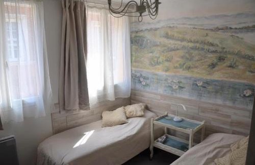 Bernay Casa | Petite chambre avec 2 lits dans maison d'artiste centre ville