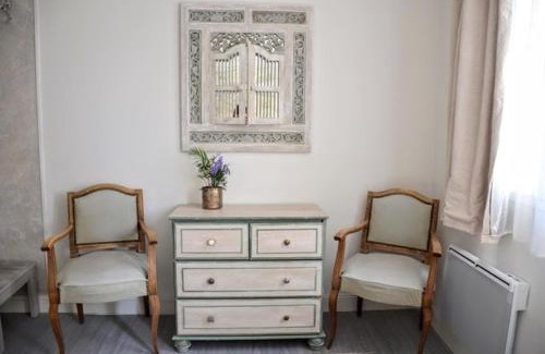 Bernay Casa | Petite chambre avec 2 lits dans maison d'artiste centre ville